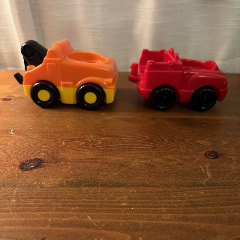 LITTLE PEOPLE VEHICLES TOW TRUCK RED AND ORANGE/YELLOW